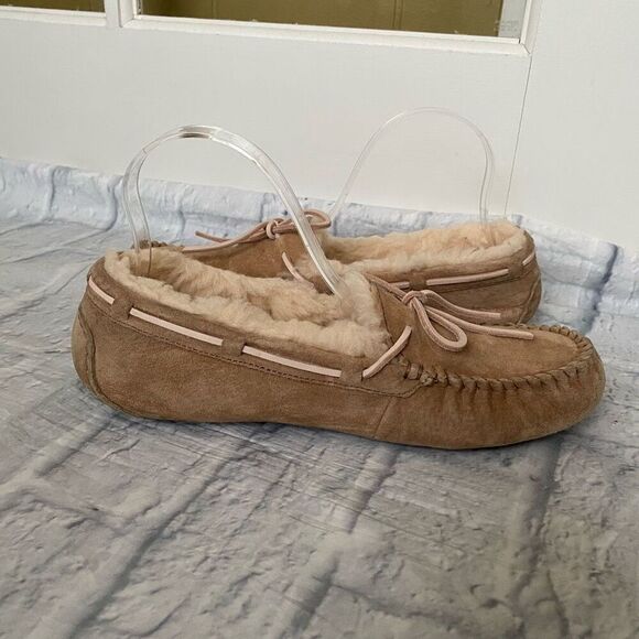 UGG women 9 slip on fur lined suede moccasins tan w/pink leather ties - Picture 2 of 8